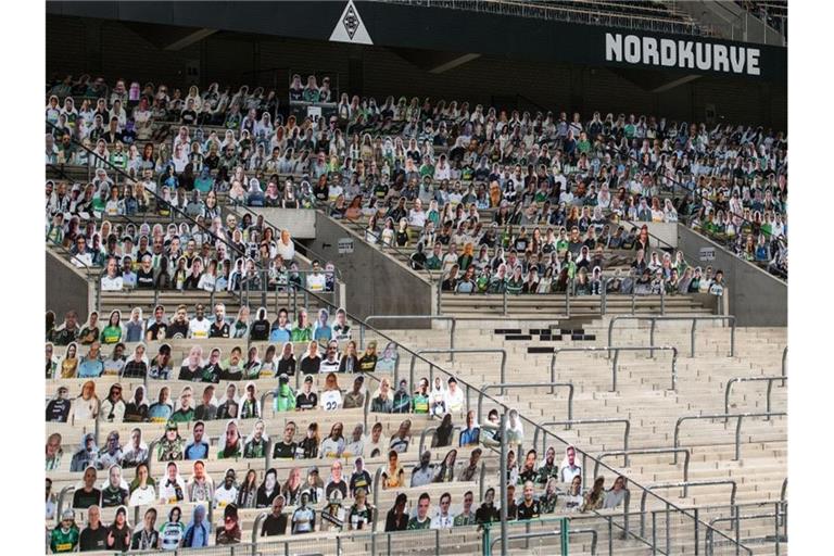 Im Borussia-Park stehen Pappaufsteller von Fans von Borussia Mönchengladbach. Foto: Marius Becker/dpa