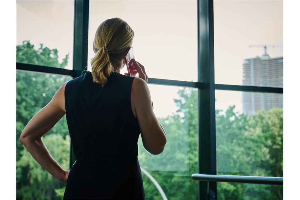 Frauen in Topetagen städtischer Firmen in der Minderheit Im Branchenvergleich ist der Anteil von Frauen in der Topetage in den Bereichen Gesundheit & Soziales (31,8 Prozent) und Krankenhäuser (25,5 Prozent) weiter besonders hoch. Am geringsten ist er im Bereich Digitalisierung & IT (1,9 Prozent). Foto: Annette Riedl/dpa