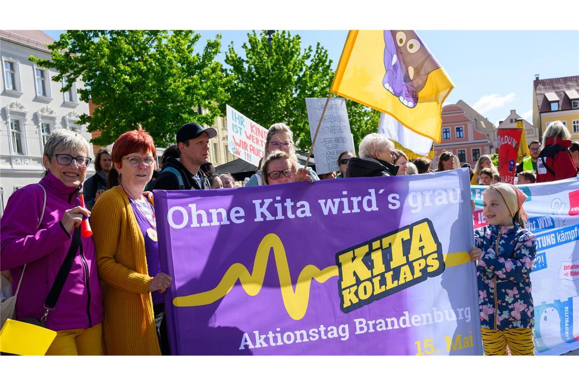 Warnung vor Kita-Sterben in ostdeutschen Bundesländern Im brandenburgischen Cottbus demonstrieren Erzieherinnen und Erzieher bei einem Aktionstag im Mai gegen einen drohenden "Kita-Kollaps".