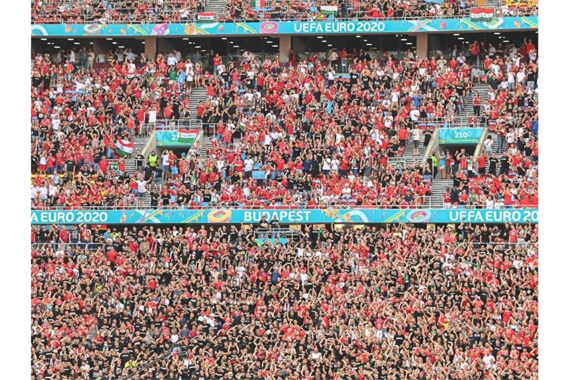 Kritik an voller Arena in Budapest - „Schlechtes Signal“ Im Budapester Stadion war nicht viel mit Abstand halten. Foto: Robert Michael/dpa-Zentralbild/dpa