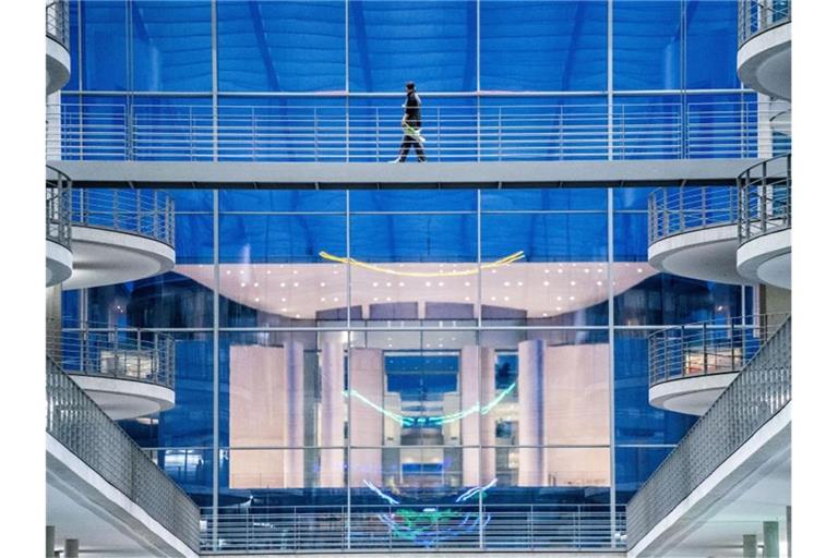 Im Bundeskanzleramt glühen die Drähte heiß: Bund und Länder ringen um den richtigen Kurs in der Corona-Krise. Foto: Kay Nietfeld/dpa