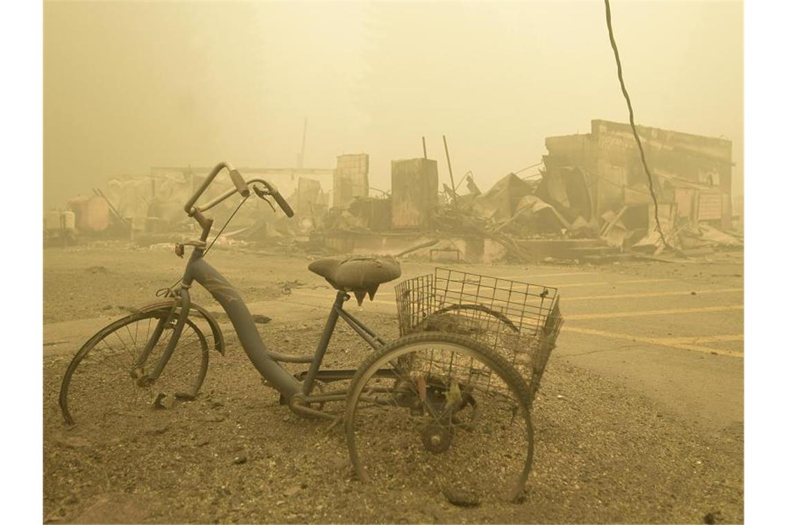 Im Bundesstaat Oregon wurden laut der Zeitung „The Oregonian“ die Evakuierungs-Warnstufen in einigen Gebieten gelockert. Man hofft auf günstige Winde. Foto: Mark Ylen/Albany Democrat-Herald/AP/dpa