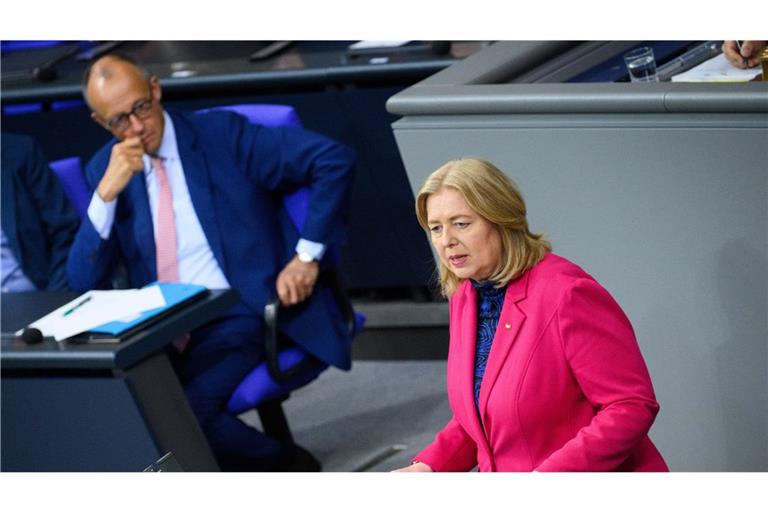 Im Bundestag: Kanzler Friedrich Merz (CDU) und Arbeitsministerin Bärbel Bas (SPD).