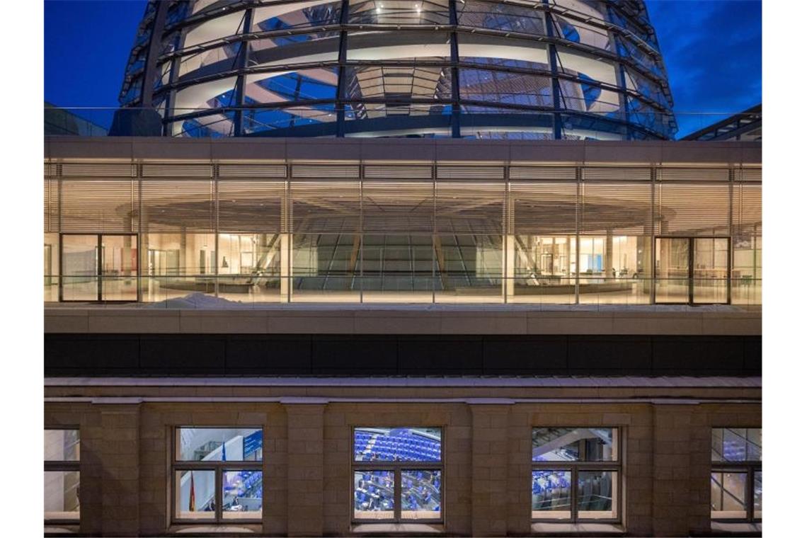 Bundestag billigt Corona-Steuerentlastungen Im Bundestag sollen heute Hilfe für Familien, Geringverdienern, Restaurants und Unternehmen beschlossen werden. Foto: Gregor Bauernfeind/dpa