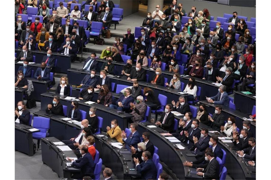 Im Bundestag wird über den weiteren Kurs in der Corona-Pandemie diskutiert. Foto: Kay Nietfeld/dpa