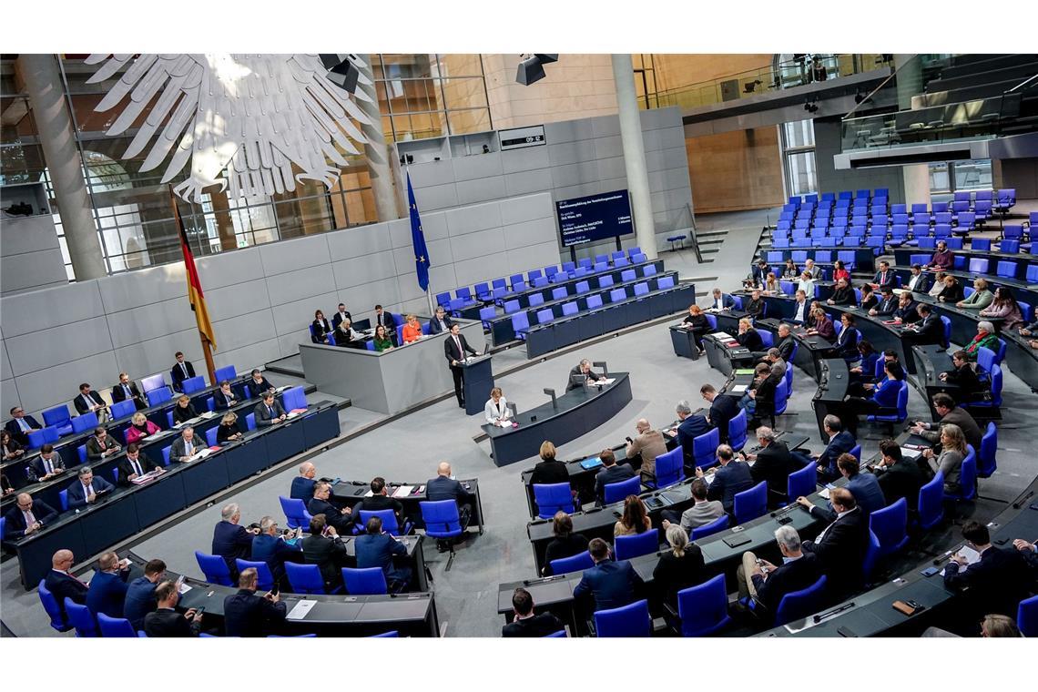Im Bundestag wurde in einer Debatte über zwei Gesetzentwürfe diskutiert: Widerruf bei Online-Geschäften und strengere Regeln gegen sogenanntes Greenwashing.