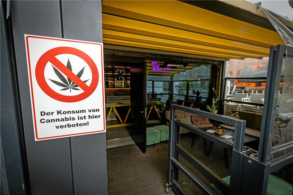 Backnang will Kiffen auf dem Straßenfest verbieten Im Café „Base – on the river“ an den Murrtreppen in Backnang weist ein Schild die Gäste auf das Cannabisverbot hin. Foto: Alexander Becher