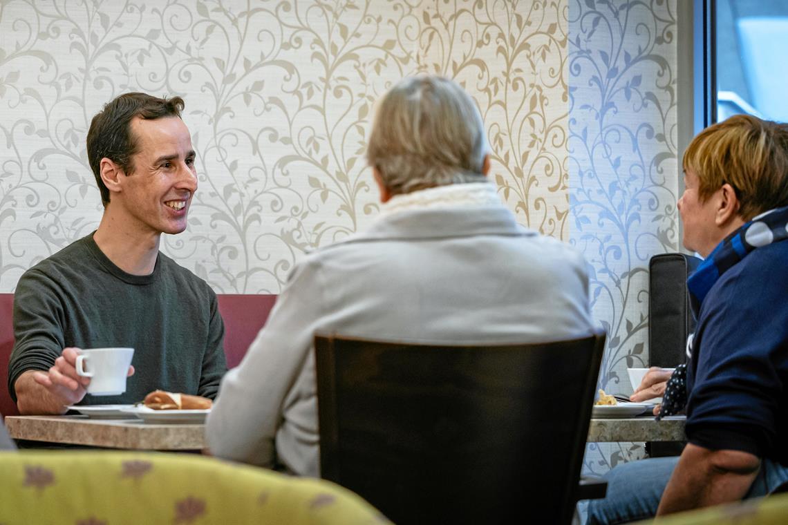 Im Café Silke kommt Christian Ehnis derzeit einmal pro Woche bei Kaffee und Kuchen mit Interessierten ins Gespräch. Foto: Alexander Becher 