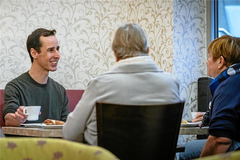 Im Café Silke kommt Christian Ehnis derzeit einmal pro Woche bei Kaffee und Kuchen mit Interessierten ins Gespräch. Foto: Alexander Becher 