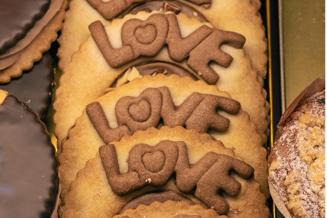 Besondere Zeichen der Wertschätzung Im Café Weller gibt es zum Valentinstag Gebäck, das passend dekoriert ist.