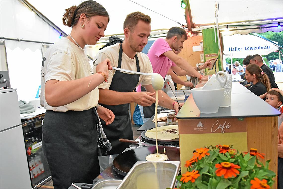Im Café-Zelt kommen die Helferinnen und Helfer kaum hinterher mit der Produktion...