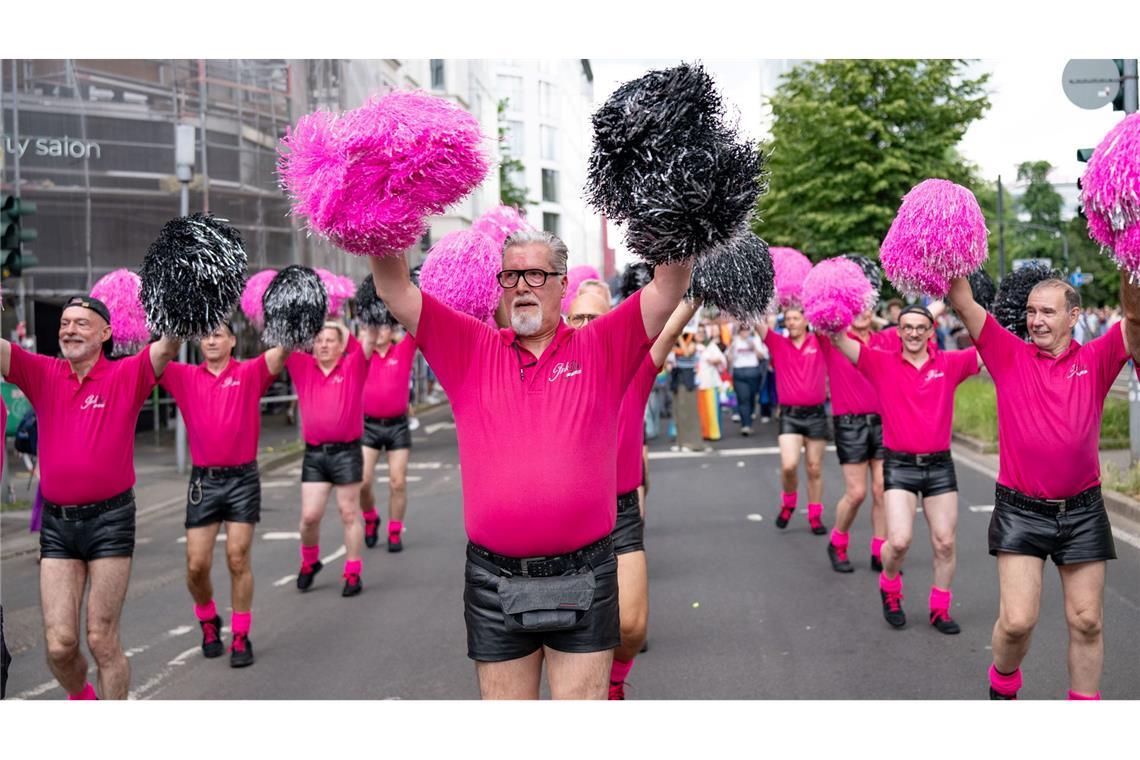 Im Cheerleader-Outfit beim CSD in Düsseldorf