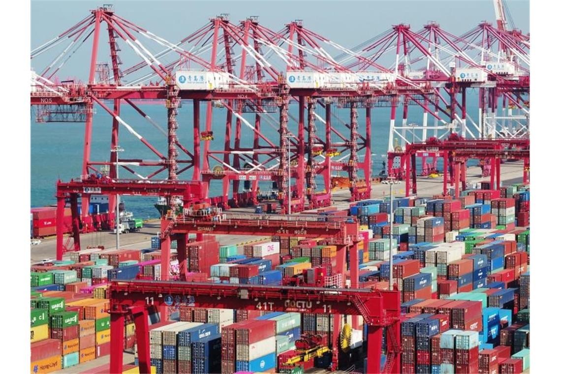 Im chinesischen Hafen Qingdao stehen Container und Containerbrücken. Foto: Yu Fangping/SIPA Asia via ZUMA Wire/dpa