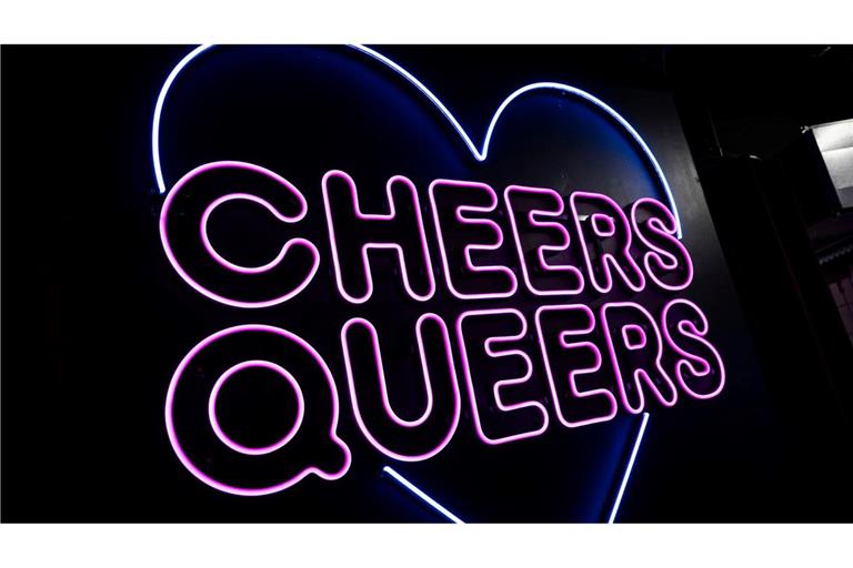 Im Club "SchwuZ" in Berlin-Neukölln steht in leuchtenden Buchstaben "Cheers Queers". (Archivbild)