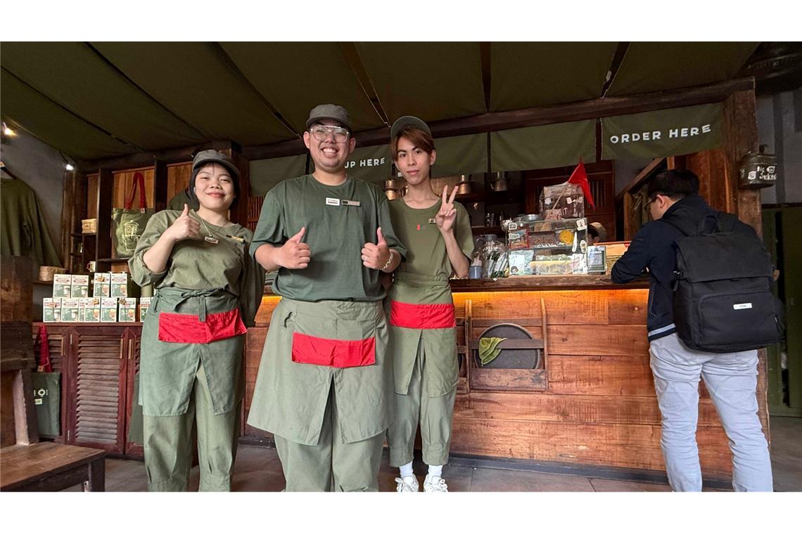 Spuren des Vietnamkriegs von "Agent Orange" bis "Hanoi Jane" Im Cong Caphe tragen Kellner Outfits, die an die Vietcong-Kämpfer erinnern.
