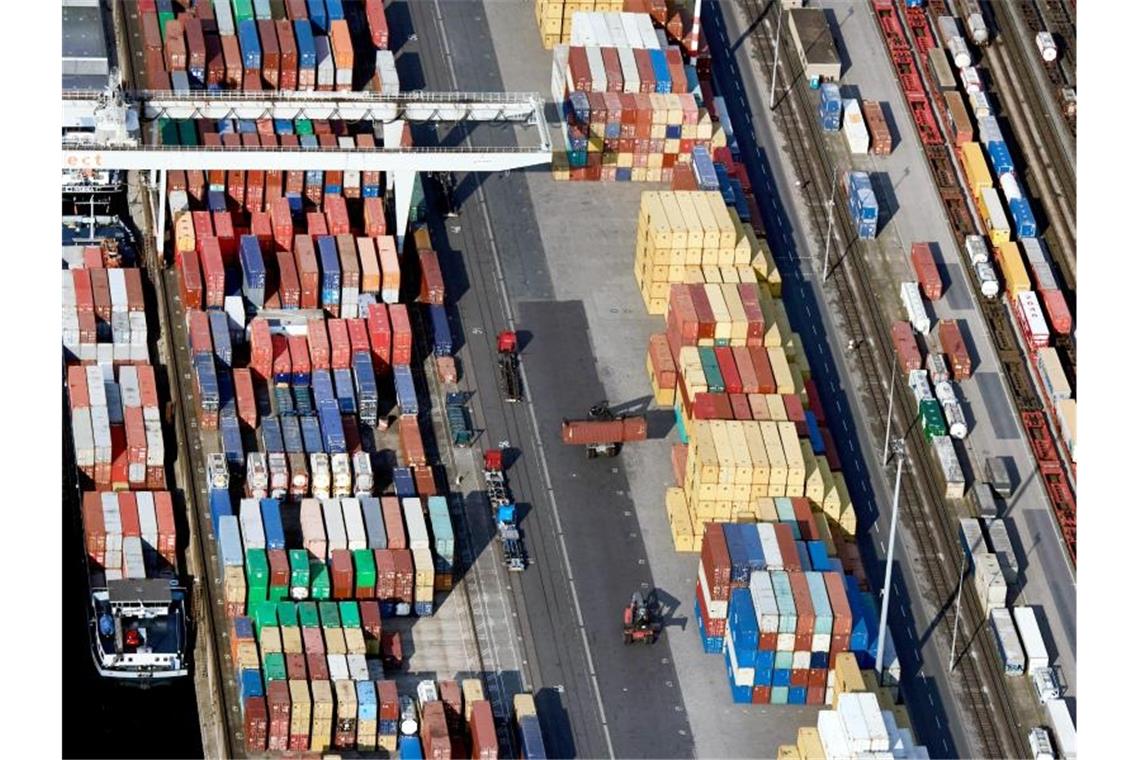 Im Containerhafen Duisburg werden Schiffe beladen. Foto: Bernd Thissen/dpa/Symbolbild
