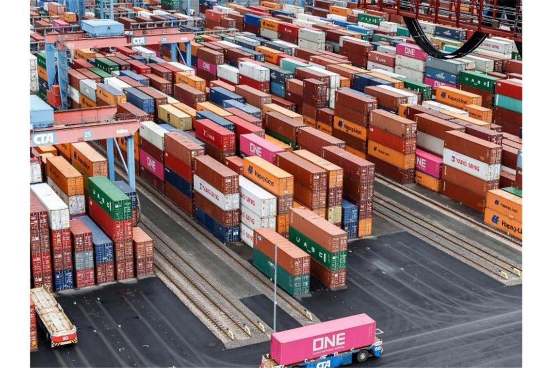 Export verliert an Tempo - Schwächeres Wachstum erwartet Im Containerterminal Altenwerder. Deutschlands Exporteure rechnen angesichts internationaler Handelskonflikte und politischer Unsicherheiten in diesem Jahr mit einem deutlich schwächeren Wachstum als 2018. Foto: Markus Scholz