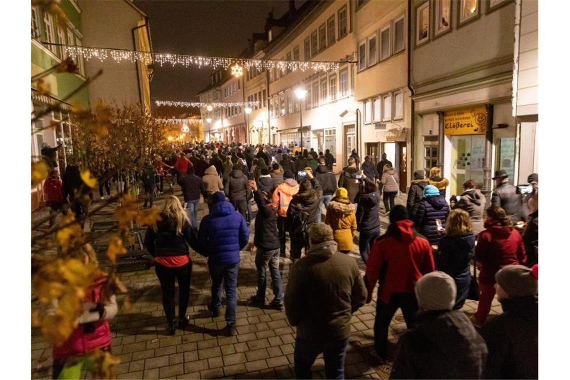 Im Corona-Hotspot-Landkreis Hildburghausen haben rund 400 Menschen gegen die neuen Corona-Regeln protestiert. Foto: Steffen Ittig/NEWS5/dpa