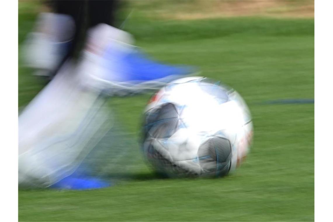 Im deutschen Fußball ruht der Ball und einige Mannschaften mussten sich in Quarantäne begeben. Foto: Patrick Seeger/dpa