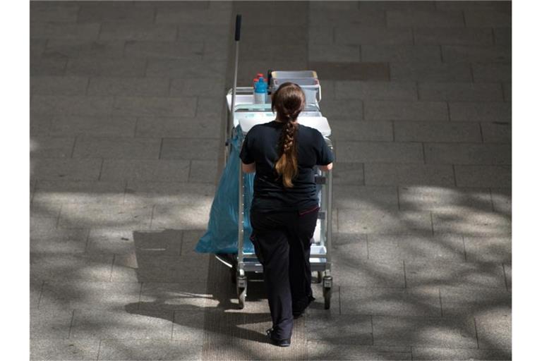 Im deutschen Gebäudereiniger-Handwerk nehmen die Verhandlungsparteien einen neuen Anlauf, um den Tarifkonflikt beizulegen. Foto: Sebastian Kahnert