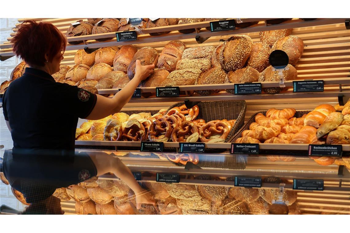 Im deutschen Niedriglohnsektor müssen Millionen Beschäftigte sozusagen kleine Brötchen backen.