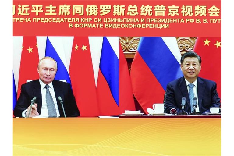 Im Dezember hatten Xi Jinping (r) und Wladimir Putin per Videokonferenz miteinander gesprochen. Foto: Yin Bogu/Xinhua/dpa