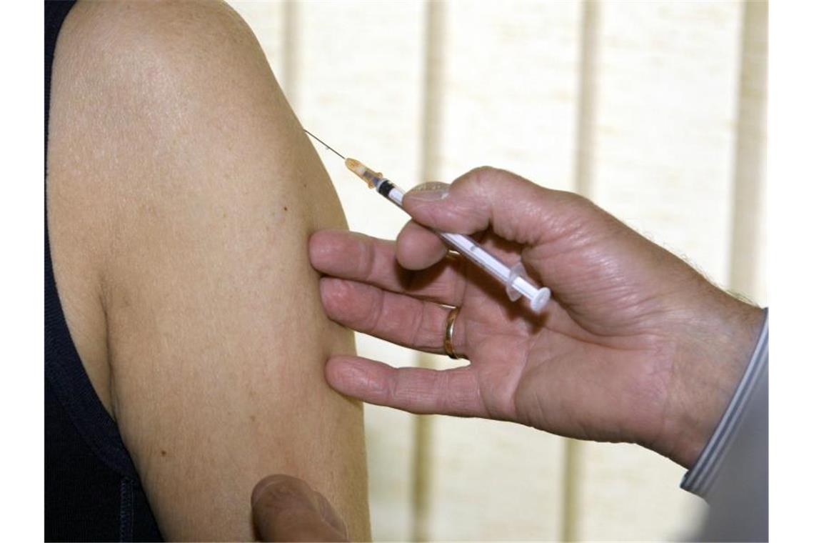 Im Dezember soll der erste Corona-Impfstoff zugelassen werden. Der Städtetag will, dass genügend Personal bereitgestellt wird. Foto: Carsten Rehder/dpa