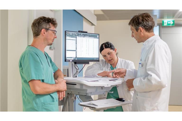 Im digitalisierten Krankenhaus können Ärzte von überall auf wichtige Patientendaten zugreifen. Unser Bild zeigt einen  digitalen Visitenwagen im Diakonie-Klinikum.