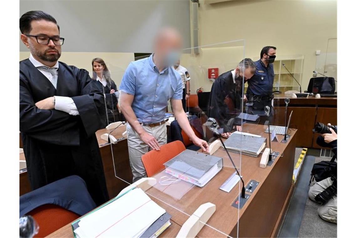 Im Dopingverfahren gegen Mark S. (2.v.l) ist die Beweisaufnahme vor dem Landgericht München abgeschlossen. Foto: Peter Kneffel/dpa