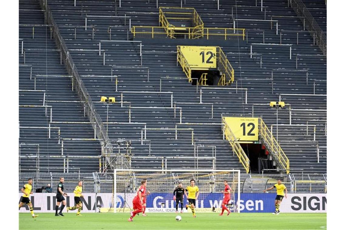 Im Dortmunder Westfalenstadion mussten zuletzt Tickets gegen Bayern München storniert werden. Foto: Federico Gambarini/dpa-Pool/dpa