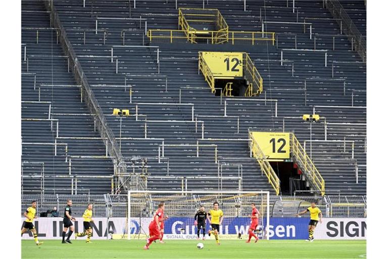 Im Dortmunder Westfalenstadion mussten zuletzt Tickets gegen Bayern München storniert werden. Foto: Federico Gambarini/dpa-Pool/dpa