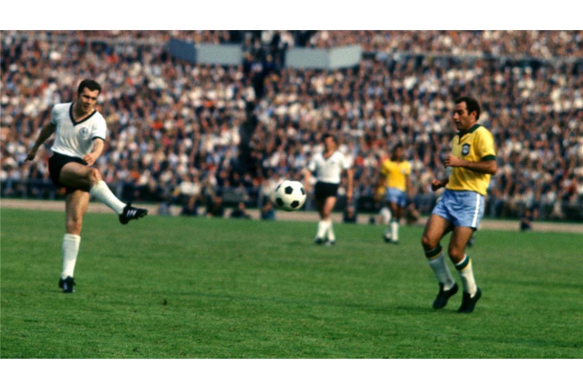 Das DFB-Team in Stuttgart – zehn Highlights der Fußball-Geschichte Im dritten Versuch gelingt der deutschen Nationalmannschaft 1968 der erste Sieg gegen Brasilien. Libero Franz Beckenbauer (links) und Co. gewinnen knapp mit 2:1 gegen eine brasilianische Auswahl, die zwischen 1958 und 1970 dreimal Weltmeister wird.