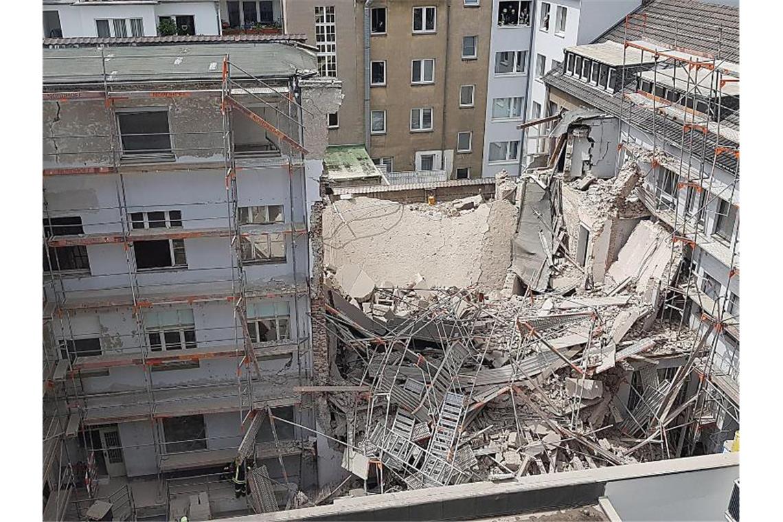 Im Düsseldorfer Zentrum sind bei Bauarbeiten Teile eines Gebäudes eingestürzt. Foto: Gerhard Berger/dpa