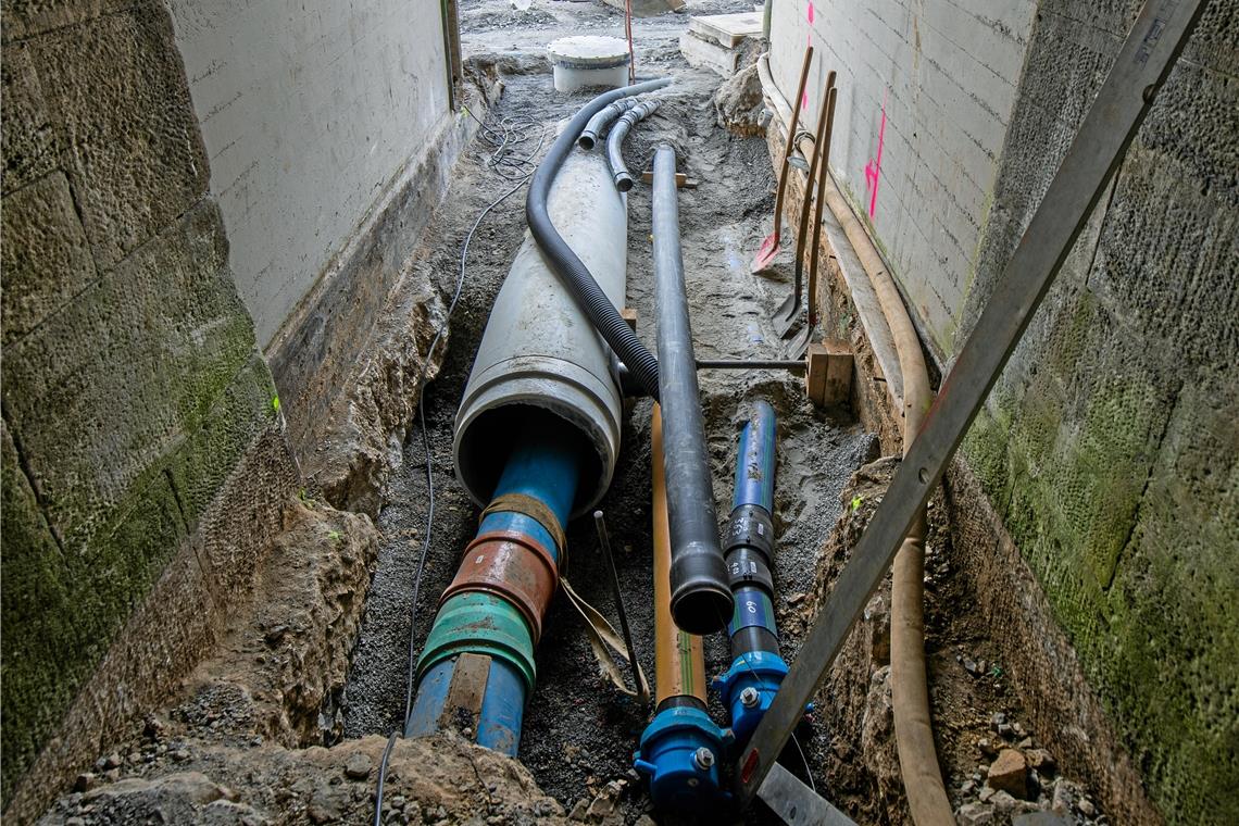 Im Durchlass unter den Bahngleisen ist Handarbeit angesagt. Fotos: A. Becher