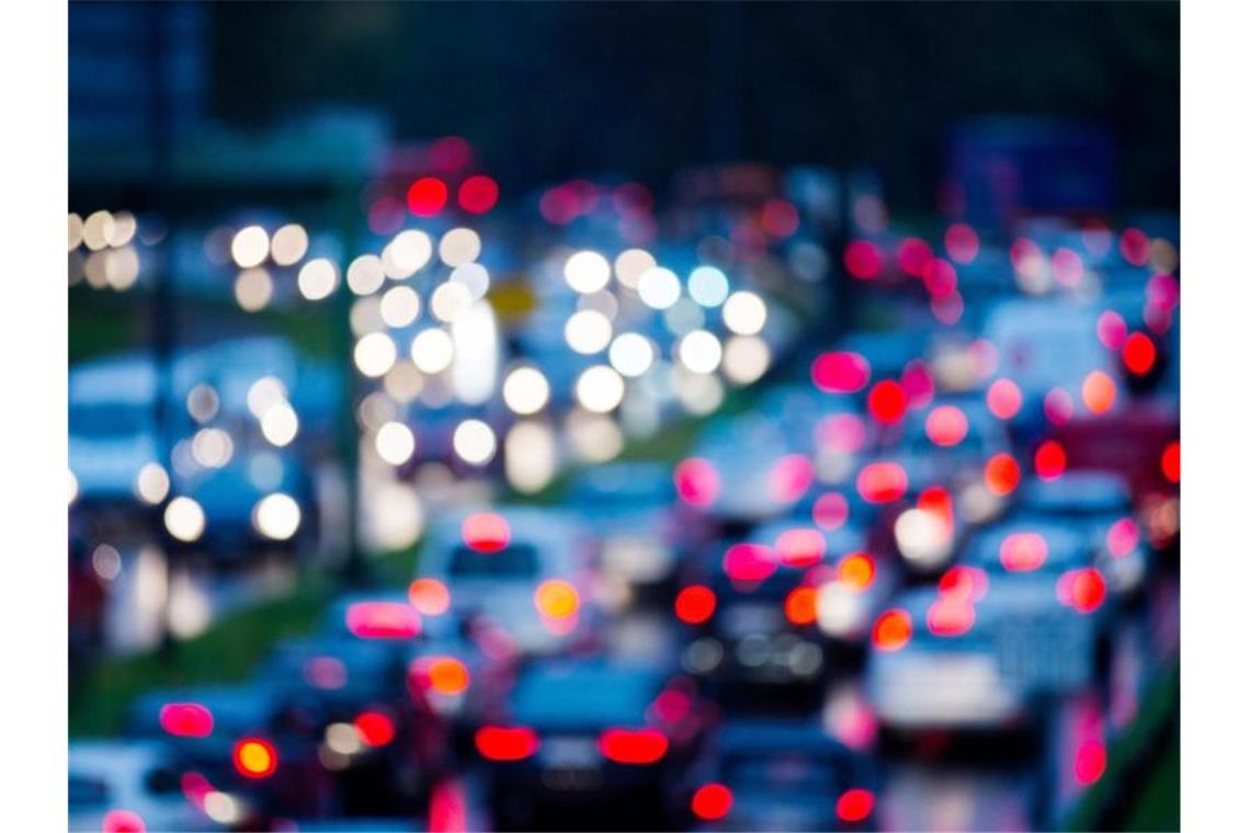 Deutsche setzen weiter auf das eigene Auto Im Durchschnitt kommen derzeit in Deutschland 567 Wagen auf 1000 Einwohner. Foto: Rolf Vennenbernd/dpa