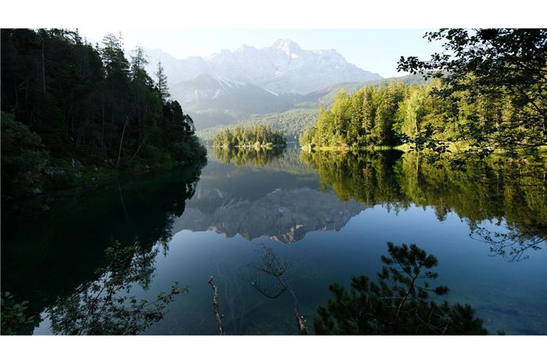 Im Eibsee wird nach einem untergegangenen Vater und seinem Sohn gesucht. (Archivfoto)