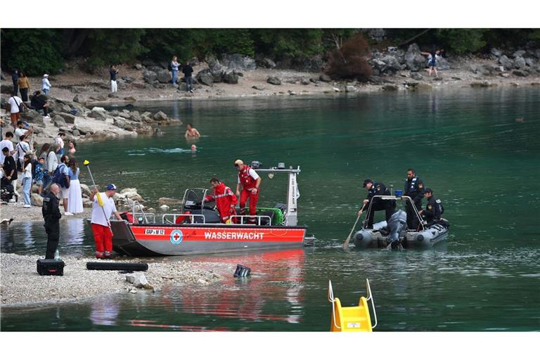 Im Eibsee wird nach einem untergegangenen Vater und seinem Sohn gesucht.
