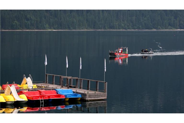 Im Eibsee wird nach einem untergegangenen Vater und seinem Sohn gesucht.