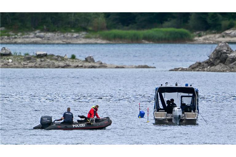 Im Eibsee wird nach einem untergegangenen Vater und seinem Sohn gesucht.