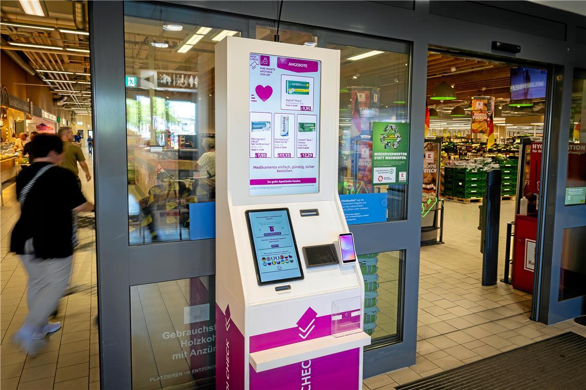 Im Eingangsbereich der Kaufland-Filiale in der Industriestraße steht seit wenigen Monaten ein Apothekenterminal – erst einmal als Teil eines Modellprojekts. Foto: Alexander Becher