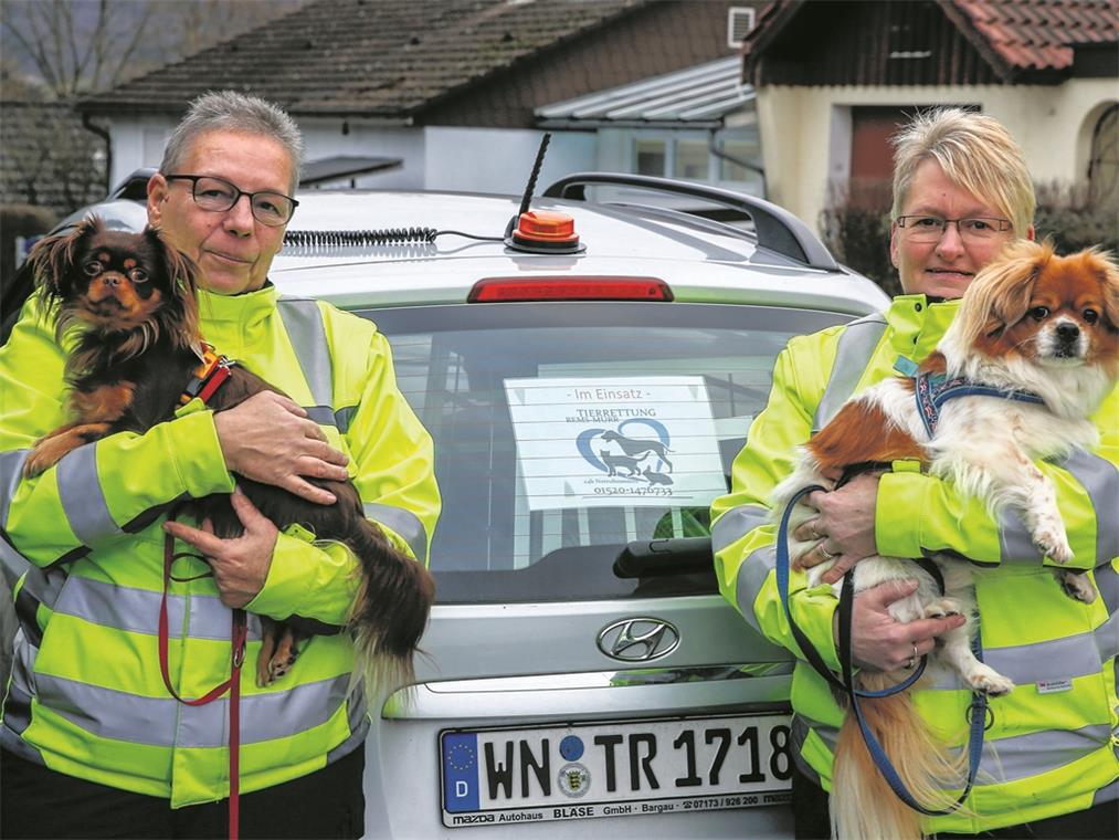 Im Einsatz für Tiere: erste Vorsitzende Sybille Impagliatelli mit Hundedame Charly, einem zwei- oder dreijährigem Pekinesen-Chihuahua-Mix (links) und zweite Vorsitzende Kerstin Batke mit Spike, einem acht- oder neunjährigen Pekinesen-Rüden aus Rumänien. Foto: A. Becher