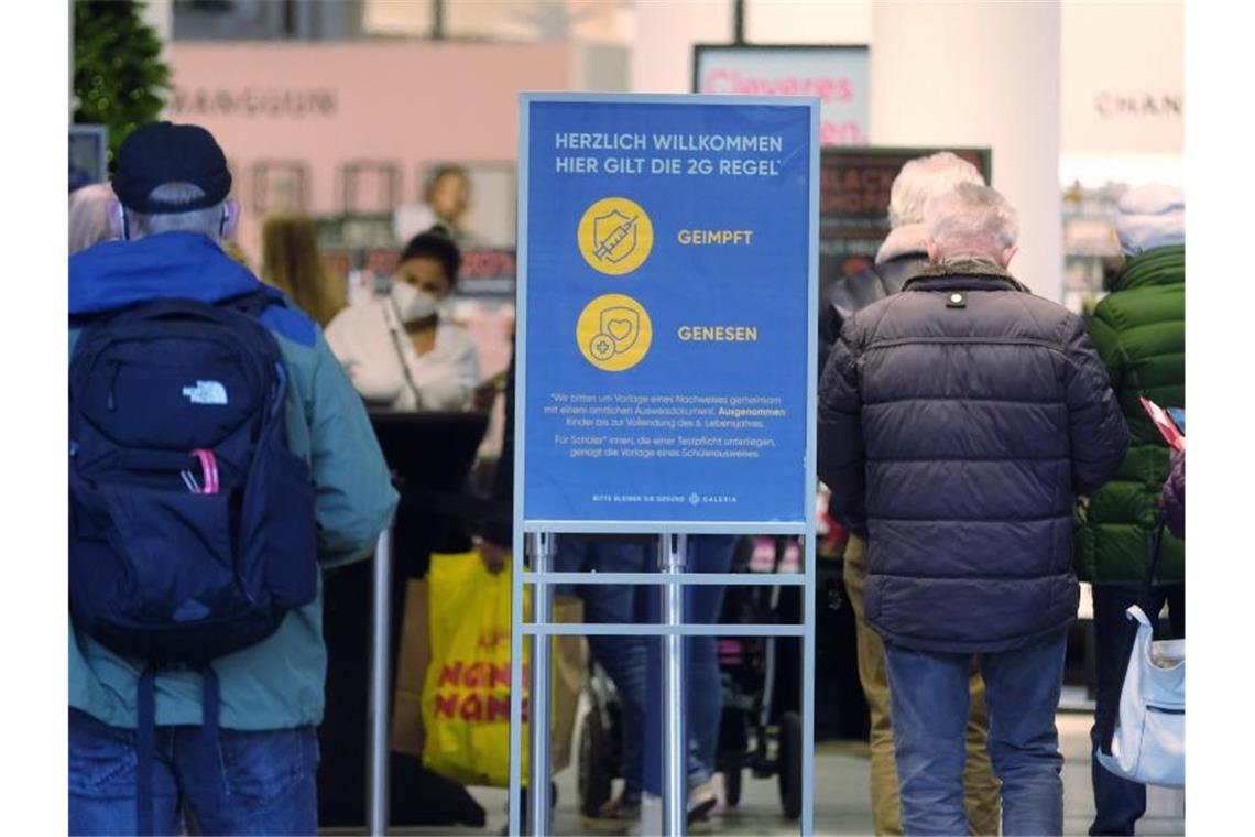 Warenhauskonzern Galeria beantragt weitere Staatshilfen Im Einzelhandel dürfen nur noch Geimpfte und Genesene einkaufen. Foto: Sebastian Willnow/dpa-Zentralbild/dpa