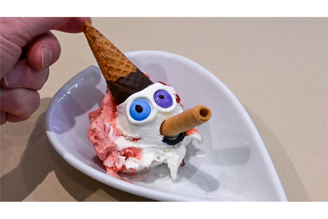 Im Eiscafe "Caffe e Gelato" werden für Pinocchio die Sorten Fior di Latte und Erdbeere mit Erdbeersoße gemischt.