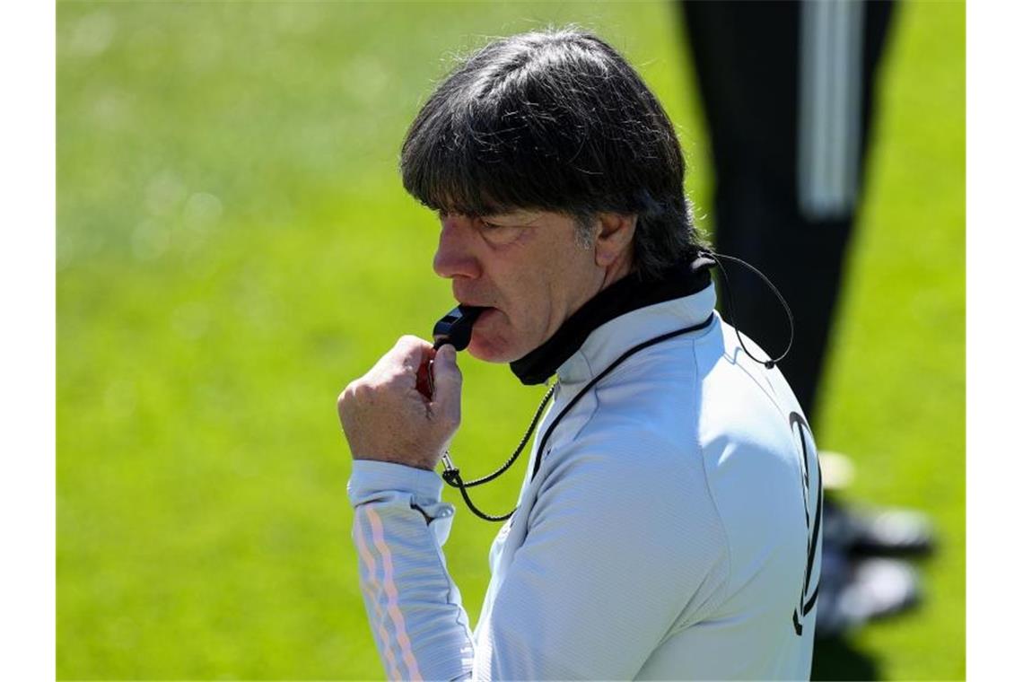 Löw simuliert gegen Dänemark EM-Ernstfall Im EM-Trainingslager feilt Bundestrainer Joachim Löw an der Form seiner Spieler. Foto: Christian Charisius/dpa