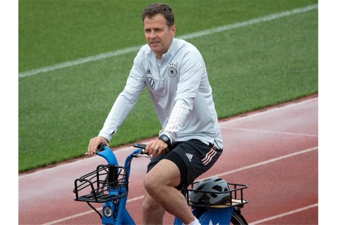 Auch Bierhoff ein EM-Verlierer - Flick muss schnell liefern Im EM-Trainingslager oft auf dem Rad unterwegs: Oliver Bierhoff. Foto: Federico Gambarini/dpa