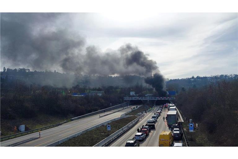 Im Engelbergtunnel entlang der A81 bei Ludwigsburg ist ein Brand ausgebrochen - mit weithin sichtbarer Rauchsäule.