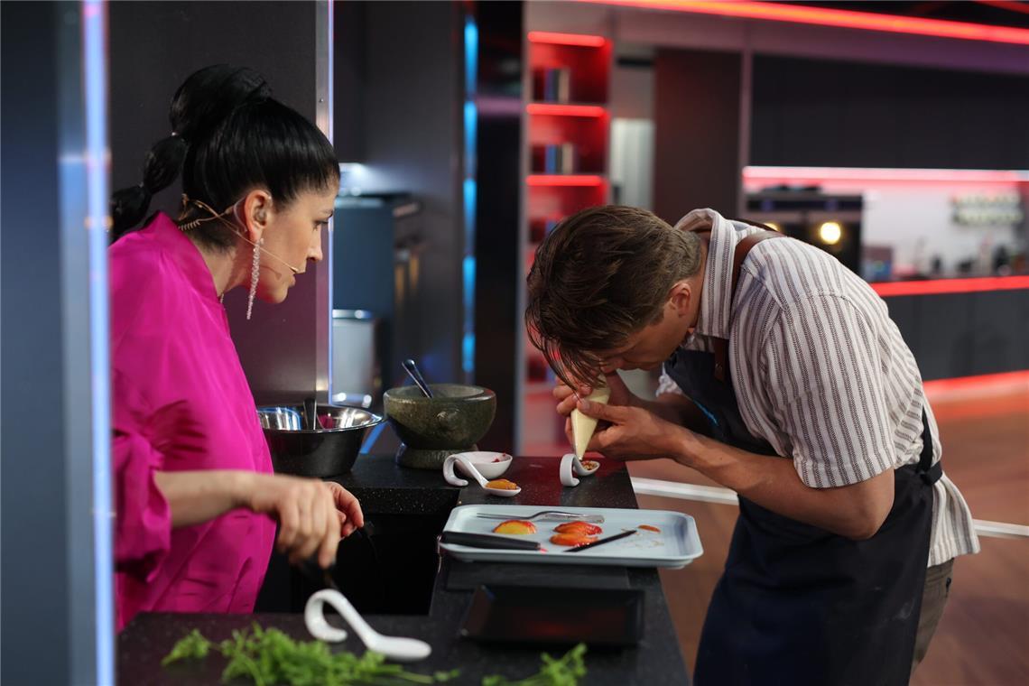 Im Entscheidungskochen mit Elif Oskan (l.) ihrem Schützling Viktor zur Seite stehen.