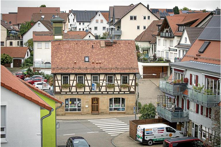 Im Erdgeschoss des alten Rathauses in Erbstetten befindet sich noch die Ortsbücherei. Bürger müssen mit ihren Anliegen weiterhin nach Burgstall. Foto: Alexander Becher