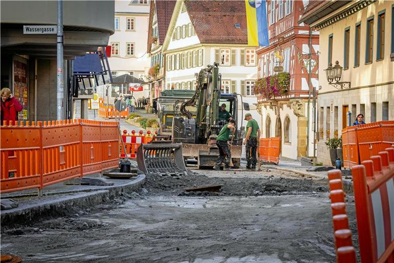 Im ersten Bauabschnitt wird das Pflaster entfernt und die Straße komplett asphaltiert. Übermorgen soll der Verkehr hier wieder rollen.