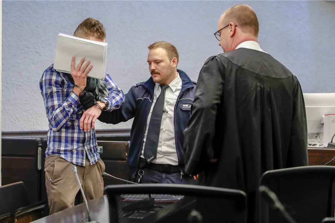 Geständnis zum Prozessauftakt Im ersten Prozess am Stuttgarter Landgericht erhielt Daniel E. die Höchststrafe wegen Mordes. Sein Anwalt Thomas Raich hofft nun, dass die Richter dieses Mal auf Totschlag entscheiden. Archivbild: A. Becher